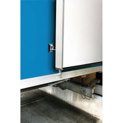 Retenedor puerta bajo caja de carga con dos soportes en forma L 08E01112 —  Recambiosdelcamion